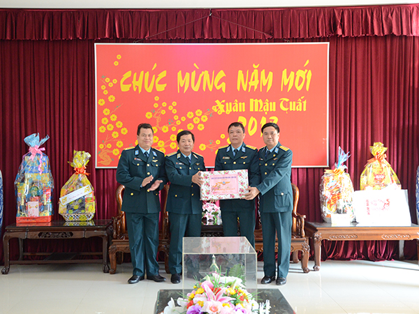 Tư lệnh Quân chủng PK-KQ kiểm tra sẵn sàng chiến đấu  và chúc tết các đơn vị miền Trung