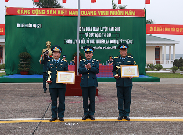 Các đơn vị trong Quân chủng Phòng không-Không quân đồng loạt tổ chức ra quân huấn luyện và phát động thi đua