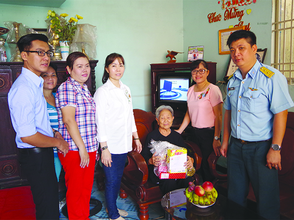 Gần dân qua những việc làm tình nghĩa