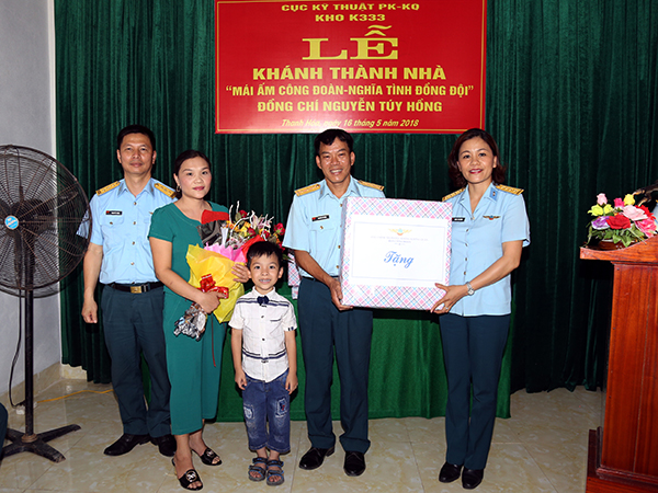 Kho K333 bàn giao nhà “Mái ấm công đoàn - Nghĩa tình đồng đội” cho gia đình Thượng úy CN Nguyễn Túy Hồng