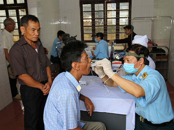 Viện Y học Phòng không-Không quân khám sức khỏe, tư vấn và cấp thuốc miễn phí cho các đối tượng chính sách trên địa bàn Hà Nội