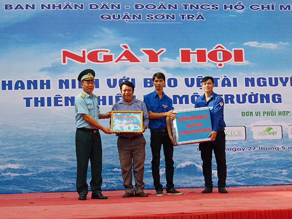 Sư đoàn 372 tặng cờ Tổ quốc cho ngư dân