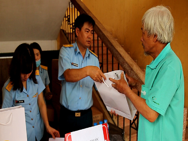 Viện Y học Phòng không-Không quân khám sức khỏe, tư vấn và cấp thuốc miễn phí cho các đối tượng chính sách trên địa bàn Hà Nội
