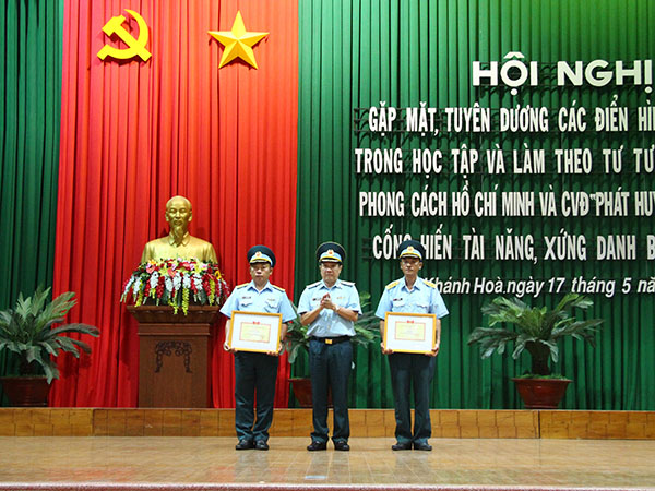 Trường Sĩ quan Không quân gặp mặt, tuyên dương các điển hình tiên tiến trong học tập và làm theo tư tưởng, đạo đức, phong cách Hồ Chí Minh