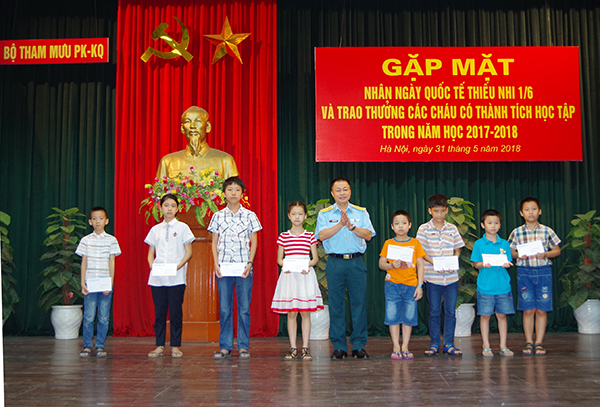 Bộ Tham mưu Quân chủng PK-KQ tổ chức gặp mặt các cháu nhân ngày Quốc tế Thiếu nhi 1-6