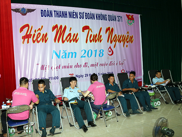 Tuổi trẻ Sư đoàn 371 tham gia hiến máu tình nguyện năm 2018