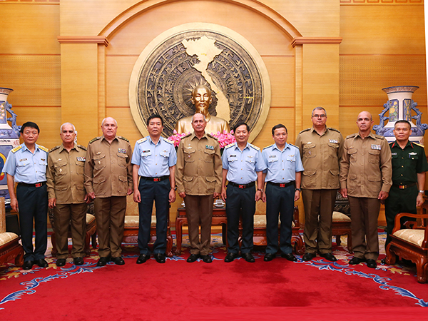 Đoàn đại biểu Quân chủng PK-KQ Cu Ba thăm Quân chủng PK-KQ Việt Nam
