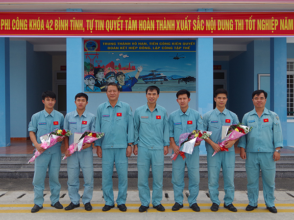 Trung đoàn 930 tổ chức thi thực hành bay tốt nghiệp cho học viên phi công