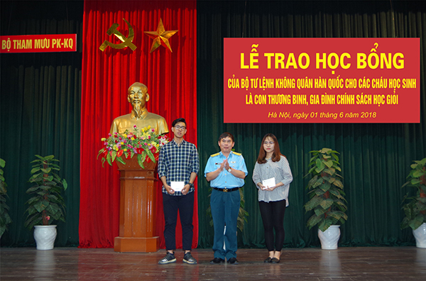 Trao học bổng của Bộ Tự lệnh Không quân Hàn quốc cho con đối tượng chính sách trong Quân chủng PK-KQ