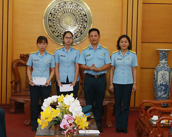 Ban Công đoàn Quân chủng PK-KQ tặng quà các gia đình chính sách có hoàn cảnh khó khăn nhân kỷ niệm 71 năm ngày Thương binh, liệt sĩ