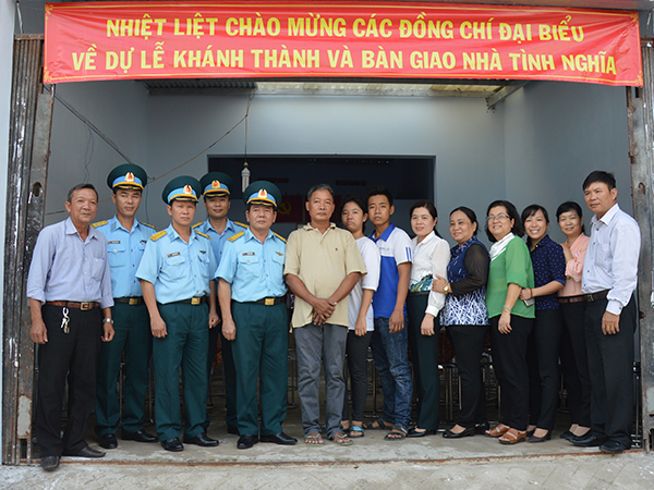 Sư đoàn 367 bàn giao nhà tình nghĩa cho gia đình ông Phan Văn Đoàn