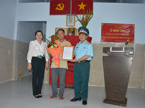 Sư đoàn 367 bàn giao nhà tình nghĩa cho gia đình ông Phan Văn Đoàn