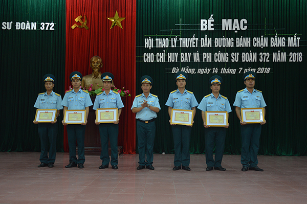 Sư đoàn 372 tổ chức Hội thao Lý thuyết dẫn đường đánh chặn bằng mắt cho chỉ huy bay và phi công