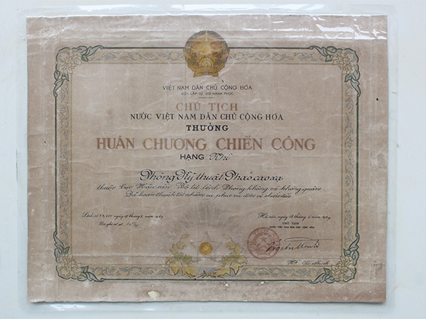 Phía sau tấm Huân chương Chiến công