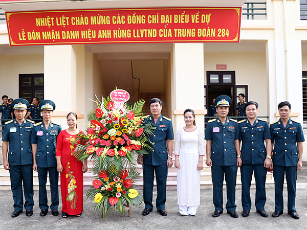 Trung đoàn 284 đón nhận danh hiệu Anh hùng Lực lượng vũ trang nhân dân