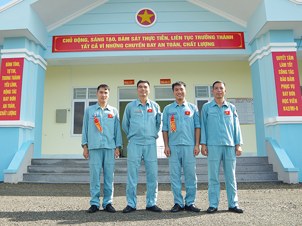 Trung đoàn 915 tổ chức thả bay đơn cho 2 học viên trên trực thăng Mi-8