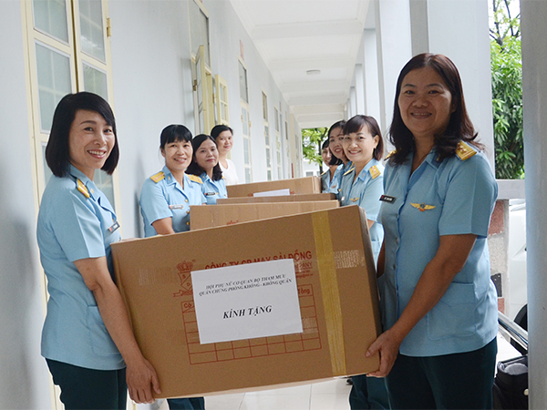 Hội Phụ nữ cơ quan Bộ Tham mưu PK-KQ trao quà cho các trẻ em thiệt thòi bởi tai nạn giao thông