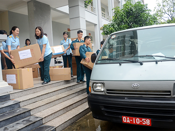 Hội Phụ nữ cơ quan Bộ Tham mưu PK-KQ trao quà cho các trẻ em thiệt thòi bởi tai nạn giao thông