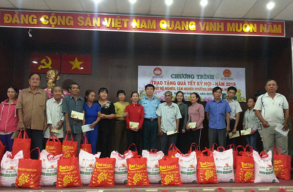 Thiếu tướng Lâm Quang Đại - Chính ủy Quân chủng PK-KQ thăm và tặng quà gia đình chính sách trên địa bàn Thành phố Hồ Chí Minh