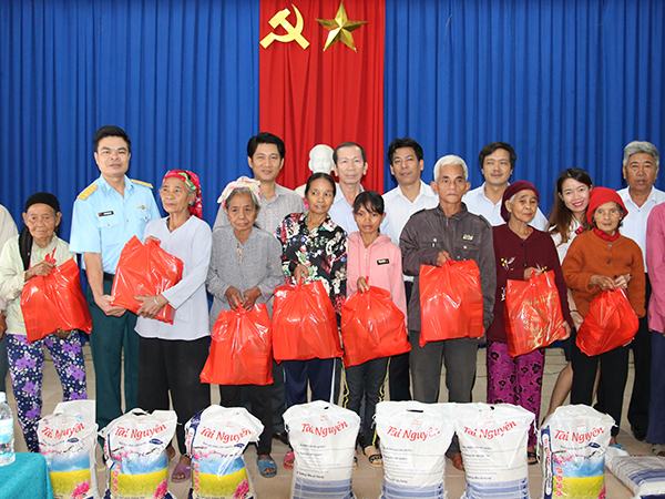 Trường Sĩ quan Không quân tặng quà các gia đình chính sách trên địa bàn tỉnh Khánh Hòa