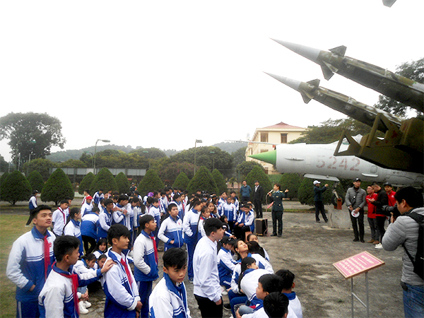 Hơn 300 giáo viên, học sinh Trường THCS Lại Xuân tham quan, trải nghiệm tại Sư đoàn 363