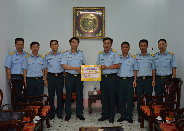 Thiếu tướng Vũ Văn Kha - Phó Tư lệnh, Tham mưu trưởng Quân chủng PK-KQ kiểm tra và chúc tết các đơn vị phía Nam