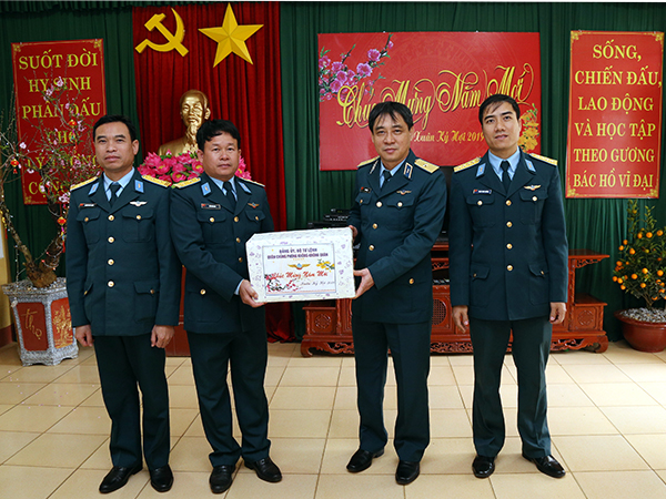Quân chủng Phòng không - Không quân kiểm tra và chú tết các đơn vị thuộc Sư đoàn 361 và Tiểu đoàn Căn cứ Sân bay Nà Sản