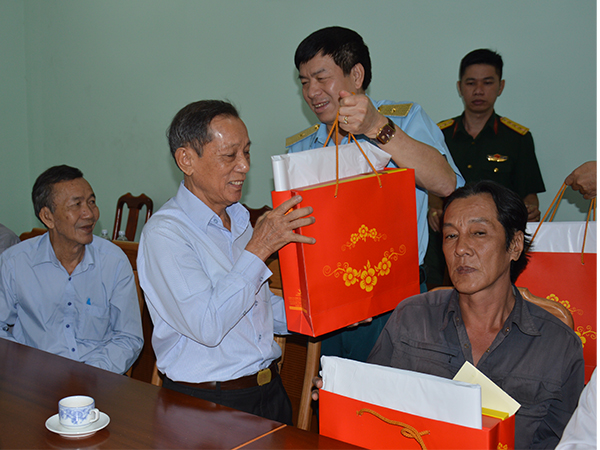 Thiếu tướng Lâm Quang Đại - Chính ủy Quân chủng PK-KQ thăm và tặng quà gia đình chính sách trên địa bàn Thành phố Hồ Chí Minh