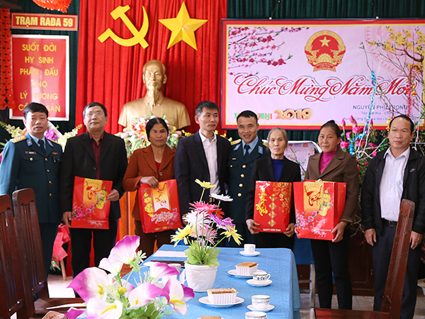 Ban Thanh niên Quân đội tổ chức Chương trình “Xuân biên giới thắm tình quân dân”