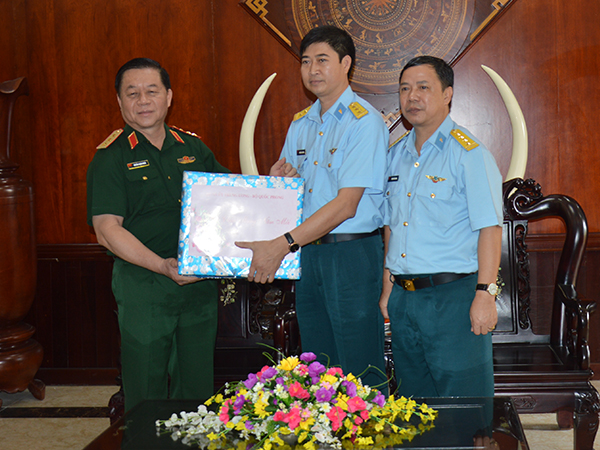 Thượng tướng Nguyễn Trọng Nghĩa - Phó Chủ nhiệm Tổng cục Chính trị kiểm tra và chúc Tết Sư đoàn 367 và Sư đoàn 370
