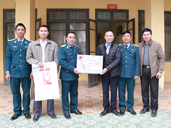 Quân chủng Phòng không-Không quân thăm, tặng quà và chúc Tết đảng bộ, chính quyền, nhân dân trên địa bàn Hà Nội và Hòa Bình