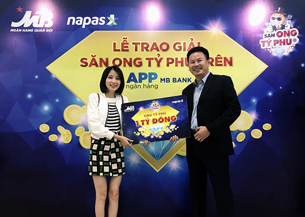 Dùng App Ngân hàng MBBank, một khách hàng may mắn trúng thưởng 1 tỷ đồng