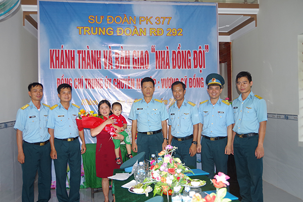 Trung đoàn 292 khánh thành, bàn giao Nhà đồng đội cho quân nhân có hoàn cảnh khó khăn