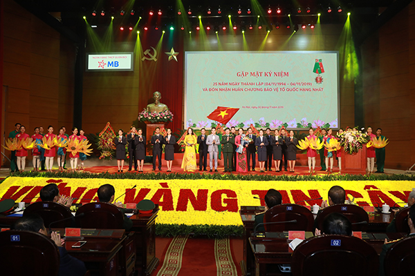 Ngân hàng TMCP Quân đội gặp mặt kỷ niệm 25 năm thành lập và đón nhận Huân chương Bảo vệ Tổ quốc Hạng Nhất
