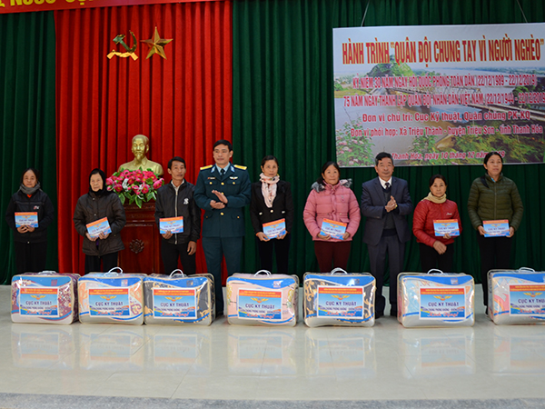 Cục Kỹ thuật Phòng không-Không quân tổ chức Hành trình “Quân đội chung tay vì người nghèo”