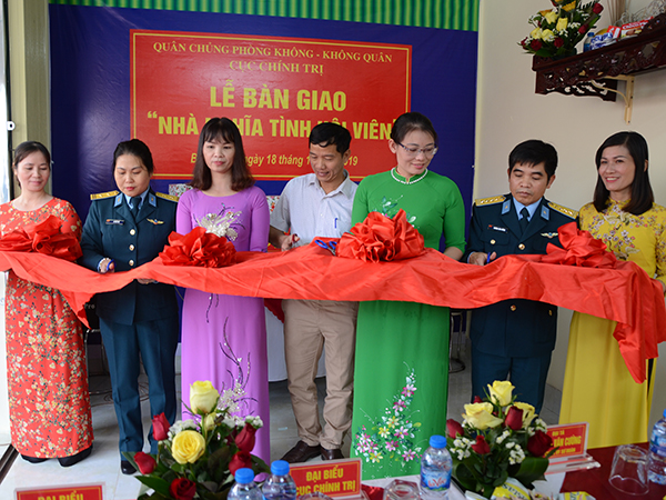 Sư đoàn 365 bàn giao “Nhà nghĩa tình hội viên” cho Thượng úy QNCN Đinh Thị Sang