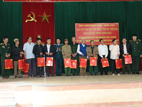 Quân chủng Phòng không - Không quân làm công tác dân vận tại huyện Mỹ Đức, TP Hà Nội