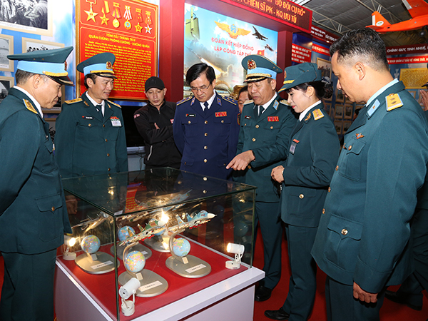 Khai mạc Triển lãm “Thành tựu xây dựng nền quốc phòng toàn dân, xây dựng lực lượng vũ trang nhân dân” và Hội chợ Việt Bắc năm 2019