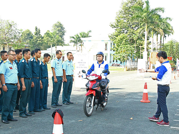 Tập huấn kiến thức an toàn giao thông và kỹ năng lái xe an toàn tại Sư đoàn 370
