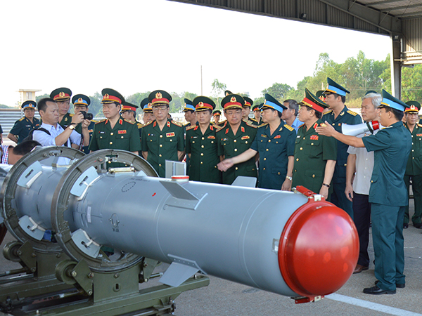 Đại tướng Ngô Xuân Lịch - Bộ trưởng Bộ Quốc phòng kiểm tra Sư đoàn 370
