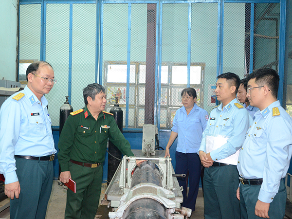 Đoàn công tác của Bộ Quốc phòng kiểm tra Sư đoàn 375 và Nhà máy A32