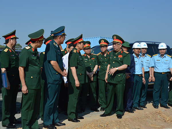 Đại tướng Ngô Xuân Lịch - Bộ trưởng Bộ Quốc phòng kiểm tra Sư đoàn 370