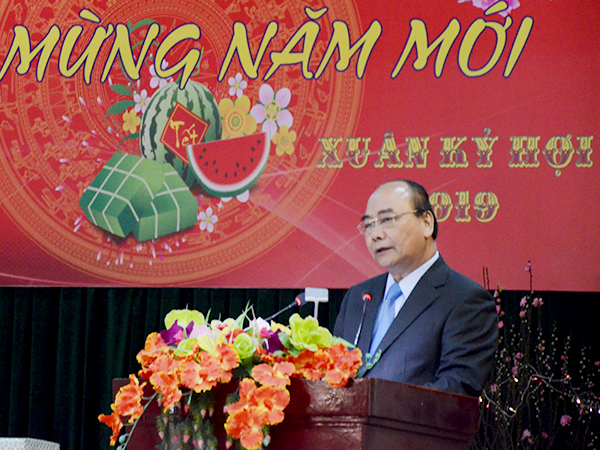 Thủ tướng Nguyễn Xuân Phúc kiểm tra sẵn sàng chiến đấu và chúc Tết Sư đoàn 372