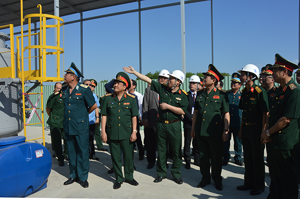 Đại tướng Ngô Xuân Lịch - Bộ trưởng Bộ Quốc phòng kiểm tra Sư đoàn 370