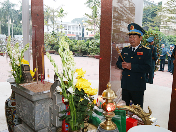 Quân chủng Phòng không - Không quân dâng hương tưởng niệm các anh hùng, liệt sĩ nhân dịp Tết Nguyên đán Kỷ Hợi - 2019