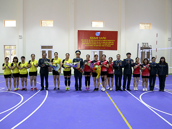 Phụ nữ cơ quan Cục Chính trị và Sư đoàn 371 giao lưu bóng chuyền hơi