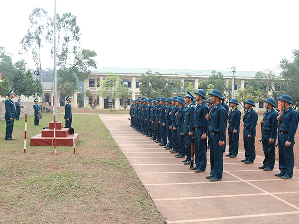 Trung tướng Lê Huy Vịnh - Tư lệnh Quân chủng PK-KQ kiểm tra công tác huấn luyện chiến sĩ mới tại Sư đoàn 365