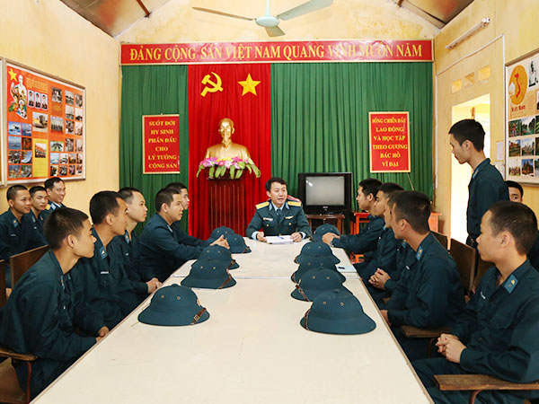 Trung tướng Lê Huy Vịnh - Tư lệnh Quân chủng PK-KQ kiểm tra công tác huấn luyện chiến sĩ mới tại Sư đoàn 365
