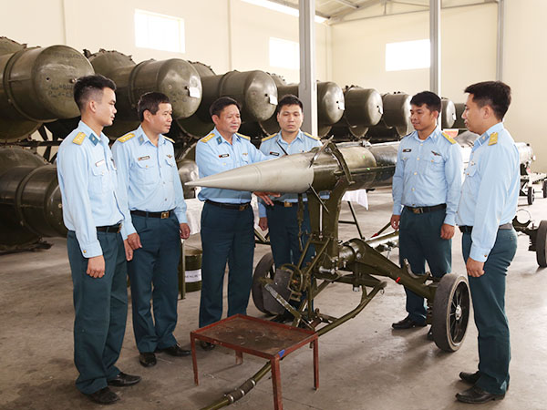 Quân chủng Phòng không - Không quân tổ chức Lớp tham quan, học tập, rút kinh nghiệm công tác tổng bảo dưỡng định kỳ đạn tên lửa PK 5V27D