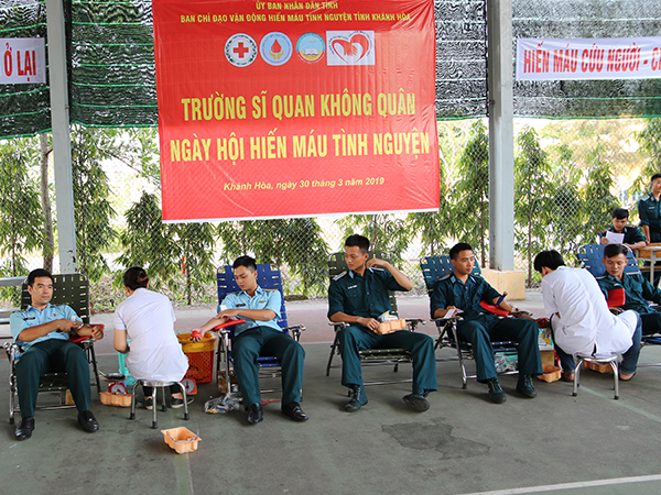 Tuổi trẻ Trường Sĩ quan Không quân và Lữ đoàn 26 tích cực tham gia hiến máu tình nguyện